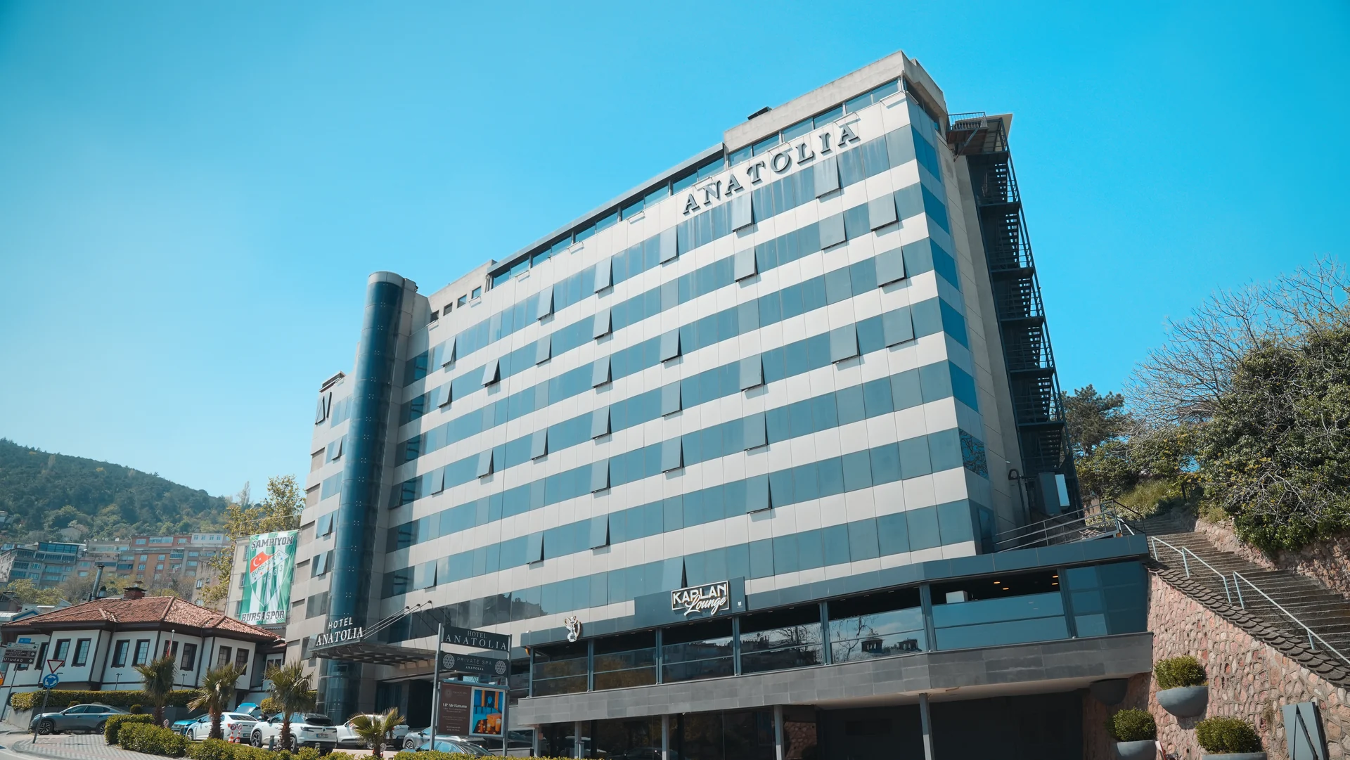 Çekirge’de Hotel Anatolia binasının dış görünümü