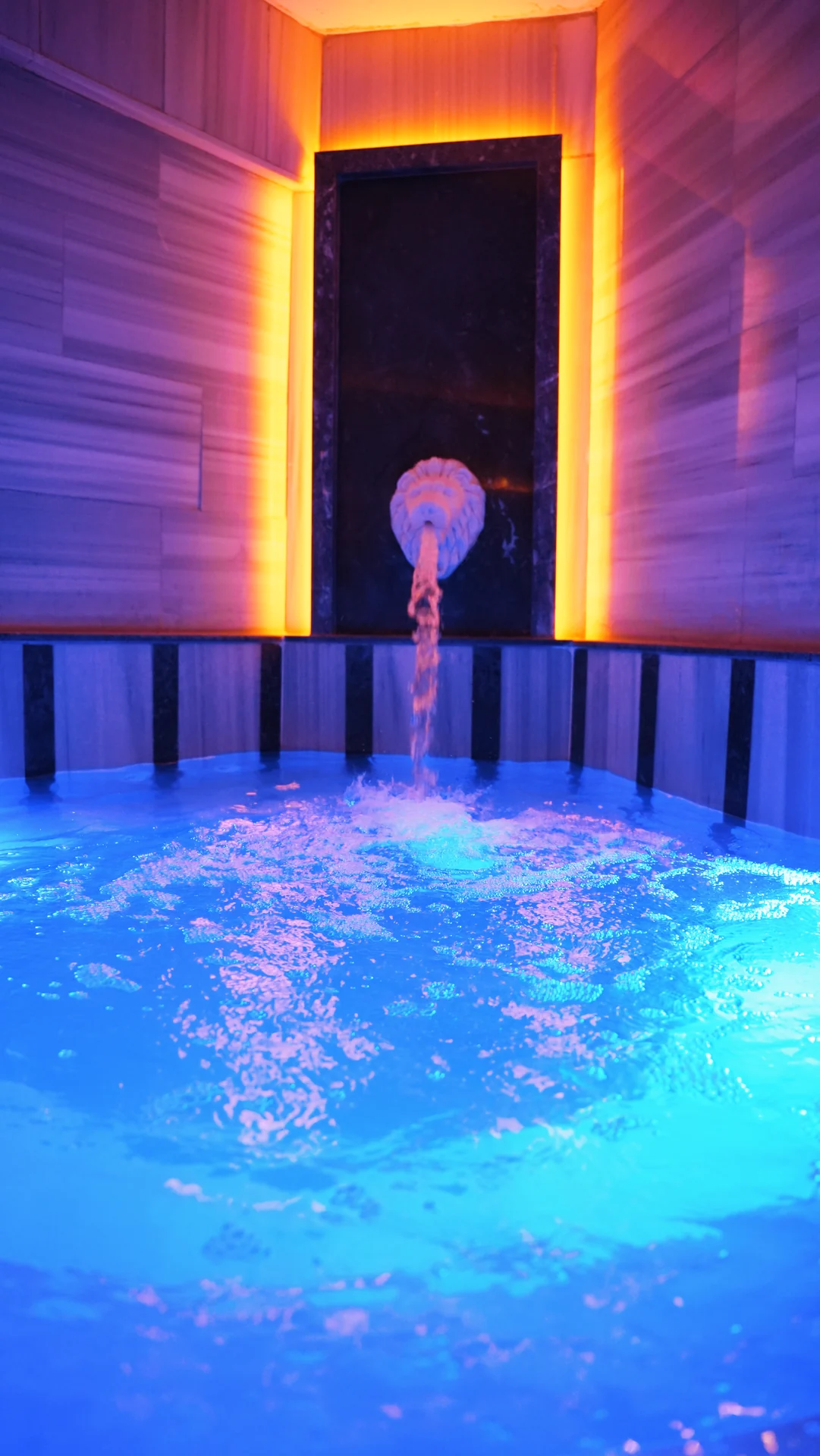 Private Spa Anatolia özel jakuzi alanında su ve doğal mekan ışığı
