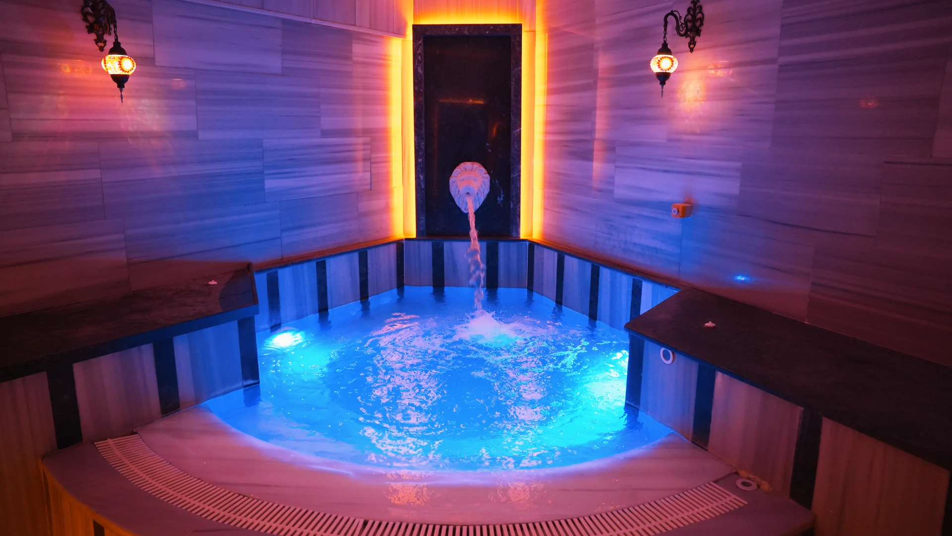 Private Spa Anatolia'nın doğal ışıklı özel jakuzi alanı