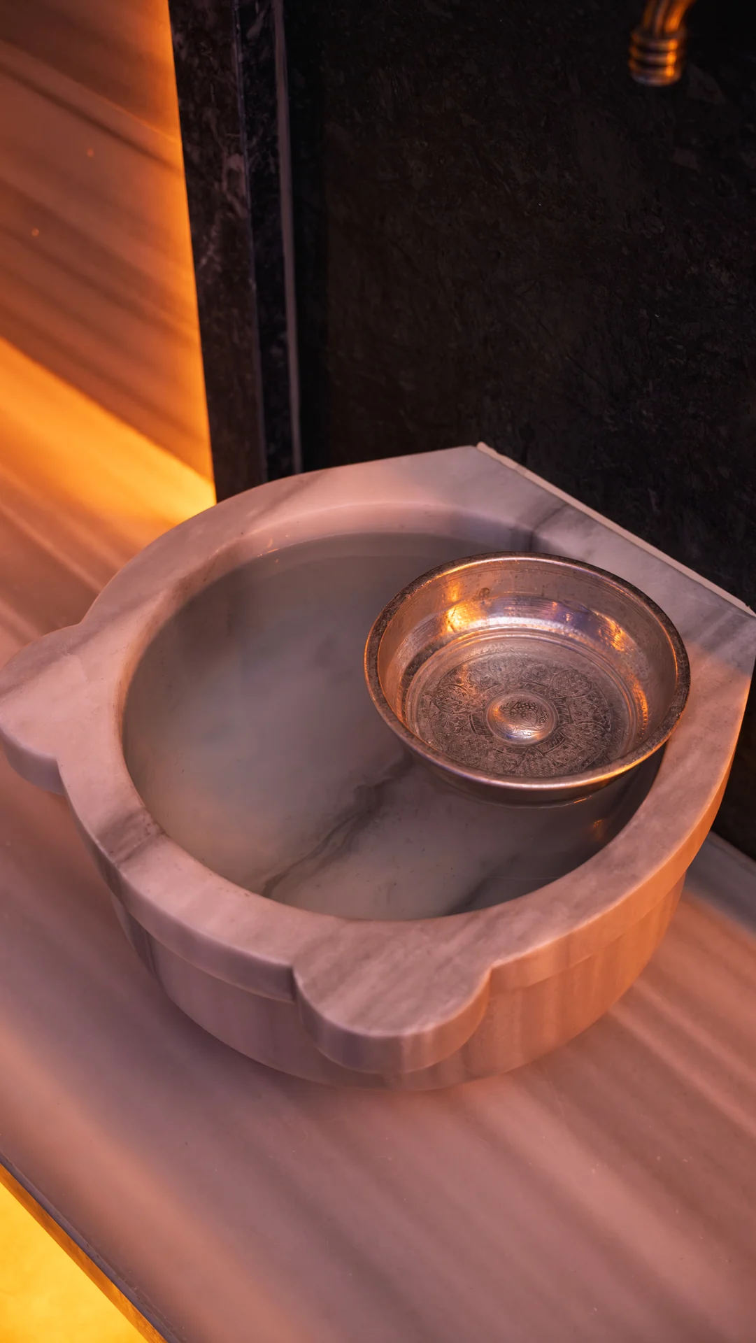 Private Spa Anatolia hamam alanından gerçek mermer kurna detayı